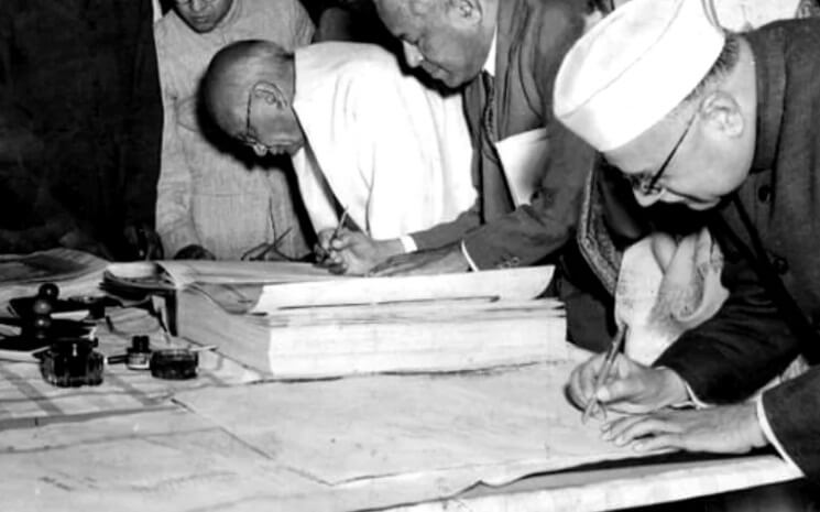 संविधान को लिखने वाला व्यक्ति कौन था? (Who is the writer of constitution of India?)